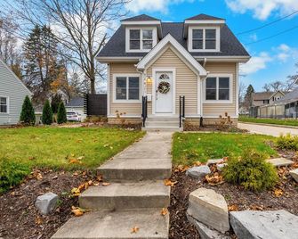 Remodeled Luxury 3BR - Walk to Cedarburg Downtown - Cedarburg - Building