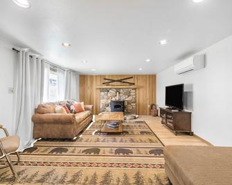 Salmon River Cabin #206 - Riggins - Living room