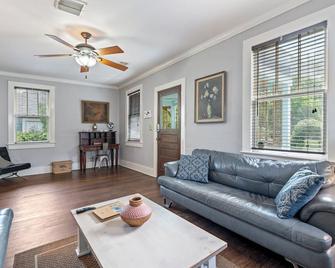 \'Mermaid House\' in Downtown Mt. Dora!! Pet Friendly - Mount Dora - Living room