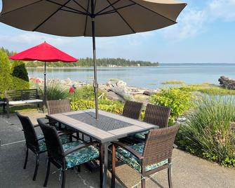 On The Beach w/Lawn & Watercraft! - Camano Island - Patio