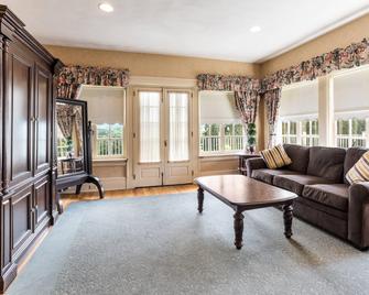 Traditions Hotel & Spa Johnson City - Binghamton, an Ascend Collection Hotel - Johnson City - Bedroom