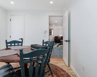 Brookside Retreat Heart Of Keene Adk | Wifi | Dogs - Keene - Dining room