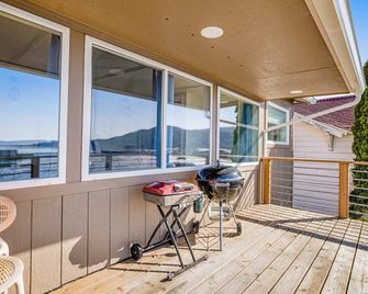 Gorgeous home overlooking the bay near a boat launch dog friendly - Garibaldi - Balkon