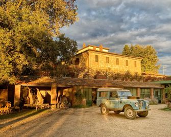 Fattoria Santa Vittoria Apartment Upupa - Pozzo - Edificio