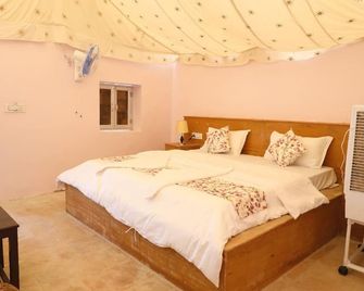 Sky Blue Desert Camp Jaisalmer - Jaisalmer - Bedroom