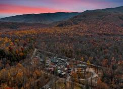 Arrow Creek Camp and Cabins - Gatlinburg