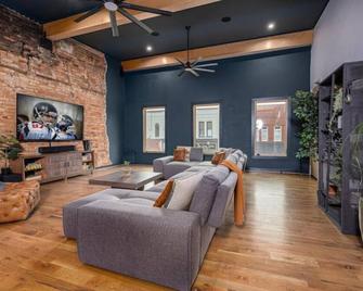 Luxury Loft Overlooking Downtown - Lincolnton - Living room