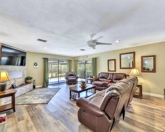 Frank Lloyd Wright inspired! Lake Lotela! Heated Salt Water pool/Game Room! - Avon Park - Living room