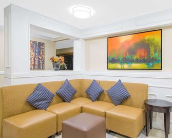 Park Inn by Radisson Ames - Ames - Obývací pokoj