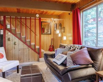 Pinecrest Hideaway! Cozy cabin near Dodge Ridge Ski Resort and Pinecrest Lake - Long Barn - Living room
