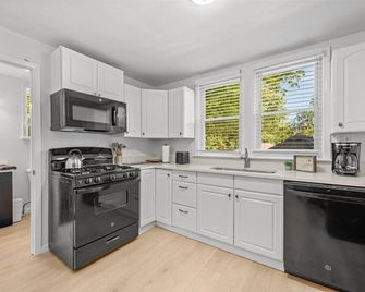 Charming 2-bedroom cottage, pet friendly, fenced yard, near Fox River! - McHenry - Kitchen