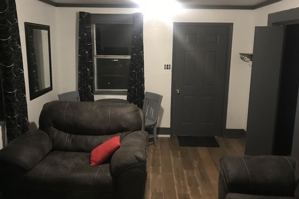Traveling Nurses and Corporate Travelers Welcome! - Lakeland - Living room