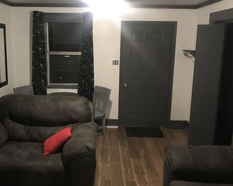 Traveling Nurses and Corporate Travelers Welcome! - Lakeland - Living room