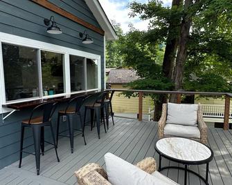 Peaceful lake house in quiet cove near Watts Bar Lake. Sleeps 6! - Harriman - Innenhof