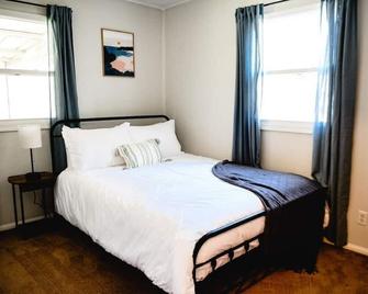 Urban Cottage: Homey & Convenient - Huntington - Bedroom
