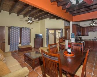 Caribbean Breeze 6b 2 Bedroom Condo by RedAwning - West Bay - Comedor