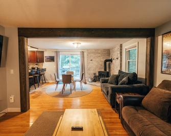 Spacious Country Home Freeport, 5 min to LL Bean! - Freeport - Living room