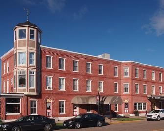 Ah #2 · Ah #2 Queen Suite W/Jacuzzi - Wabasha - Building