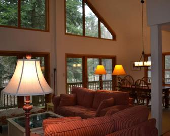 Family home - 3 bedrooms, 2 baths - Onekama - Living room