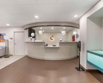 Comfort Inn and Suites Louisville Airport Fair and Expo - לואיסוויל - דלפק קבלה