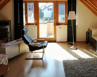 Spacious cozy apartment near the Ammernähe with balcony - Peißenberg - Living room