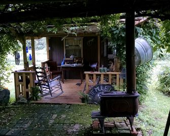 Idyllic Tiny House Rental on a Peaceful Farm in Middle Tennessee - Sparta - Patio