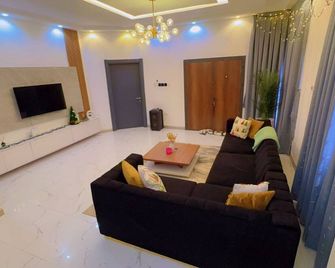 Charming 3-bedroom building with AC and WiFi in welcoming ACP Kwabenya Estate - Kwabenyan - ห้องนั่งเล่น