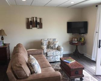 Vineyard Woods - Geneva - Living room