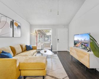 Prime Soco Chic 2BR King Suite w Pool Parking - Austin - Wohnzimmer