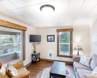 Adorable dog-friendly duplex near Main Street with full kitchen - Springfield - Living room