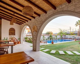 Lika Alacati - Ildir - Piscina