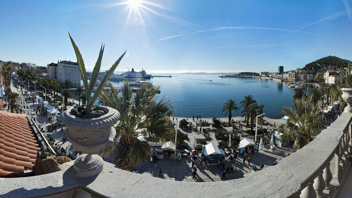 Riva Luxury Suites