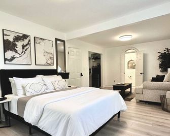 Bristol Firefly Studio: Kitchenette, Private Patio - Bristol - Bedroom