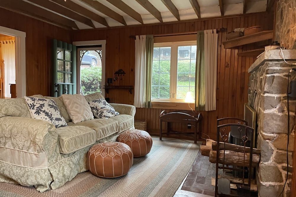 Charming 3 Bedroom, 2 Bath Cottage on Lake Mokoma