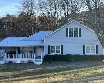 4 Bedroom , 3 Baths - Sleeps 8+ - Buford - Gebouw
