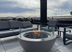 River Front Luxury Furnished Studio Downtown Qc - Davenport - Balcony