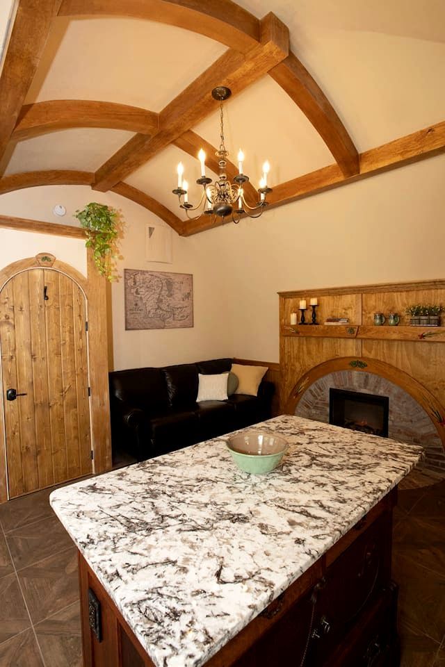 Charming Luxury Hobbit House with Private Hot Tub in Tranquil Woodlands on Littlefield Pond in Springvale, Maine - Sanford - Comedor