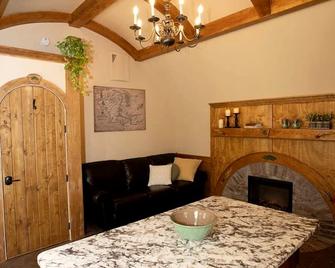 Charming Luxury Hobbit House with Private Hot Tub in Tranquil Woodlands on Littlefield Pond in Springvale, Maine - Sanford - Dining room