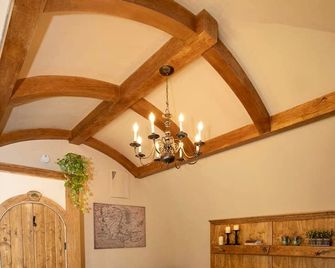 Charming Luxury Hobbit House with Private Hot Tub in Tranquil Woodlands on Littlefield Pond in Springvale, Maine - Sanford - Comedor