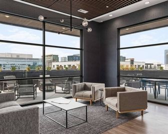 Upscale Music Row Corner Unit with Patio Rooftop with City View and Gym - Nashville - Balkon