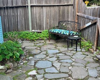 Vintage Santa Cruz Cottage, Steps From The Beach - Santa Cruz - Patio