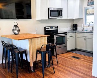 Charming waterfront retreat on PK with beach swimming area - Graford - Cocina