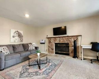 Wfh Private Suite Kitchen & Yard - Sparks - Living room