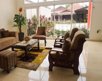 The Garden Hotel - Gorontalo - Salónek