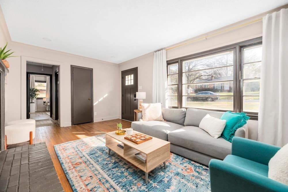 4223 Acorn · Bungalow w/ hand selected designer finishes - Charlotte - Living room