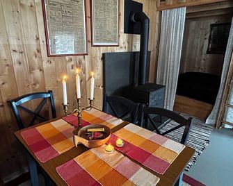 Peaceful, Off-Grid Cabin by the River- No Power, No Water- Just Tranquility - Vikersund - Comedor
