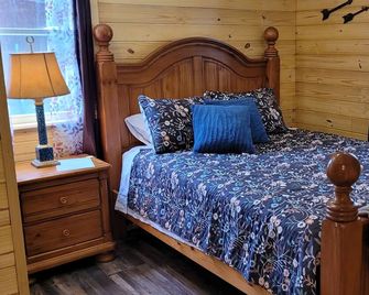 Cabin in the Woods - 5 Miles to Dayton Boat Ramp! 2 miles to NACA Fort Bluff! - Dayton - Ložnice