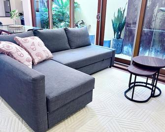 Terrace House with Character at Prime Location - Sydney - Living room