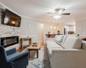 Dutch Creek Cottage- 10 mins to Lake Murray! - Irmo - Living room