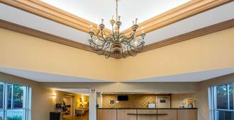 La Quinta Inn & Suites by Wyndham West Palm Beach Airport - West Palm Beach - Hall